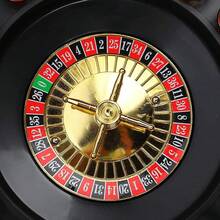 这套游戏包含2个球、16个杯子和1个俄罗斯轮盘，是一款名为“旋转赢大奖”的饮酒游戏，适合在KTV、酒吧和夜总会等场所进行。这是一款非常有趣的饮酒游戏，一款幸运的俄罗斯轮盘棋盘游戏。 - 彩色 - 查看 2