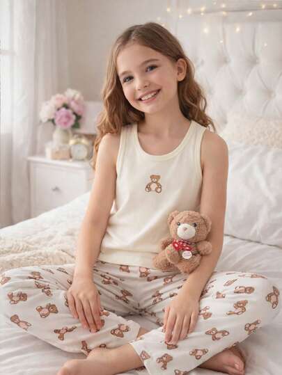 女童休闲简约睡衣套装（2件套），包含1件泰迪熊印花吊带背心和1条泰迪熊印花宽松长裤，适合春夏居家穿着。
