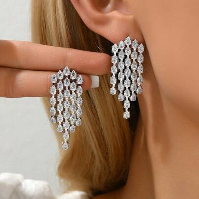 Một đôi bông tai tua rua bạc sang trọng, tinh tế dành cho nữ, toát lên vẻ quyến rũ, ngọt ngào, cá tính và hoài cổ với điểm nhấn lấp lánh.