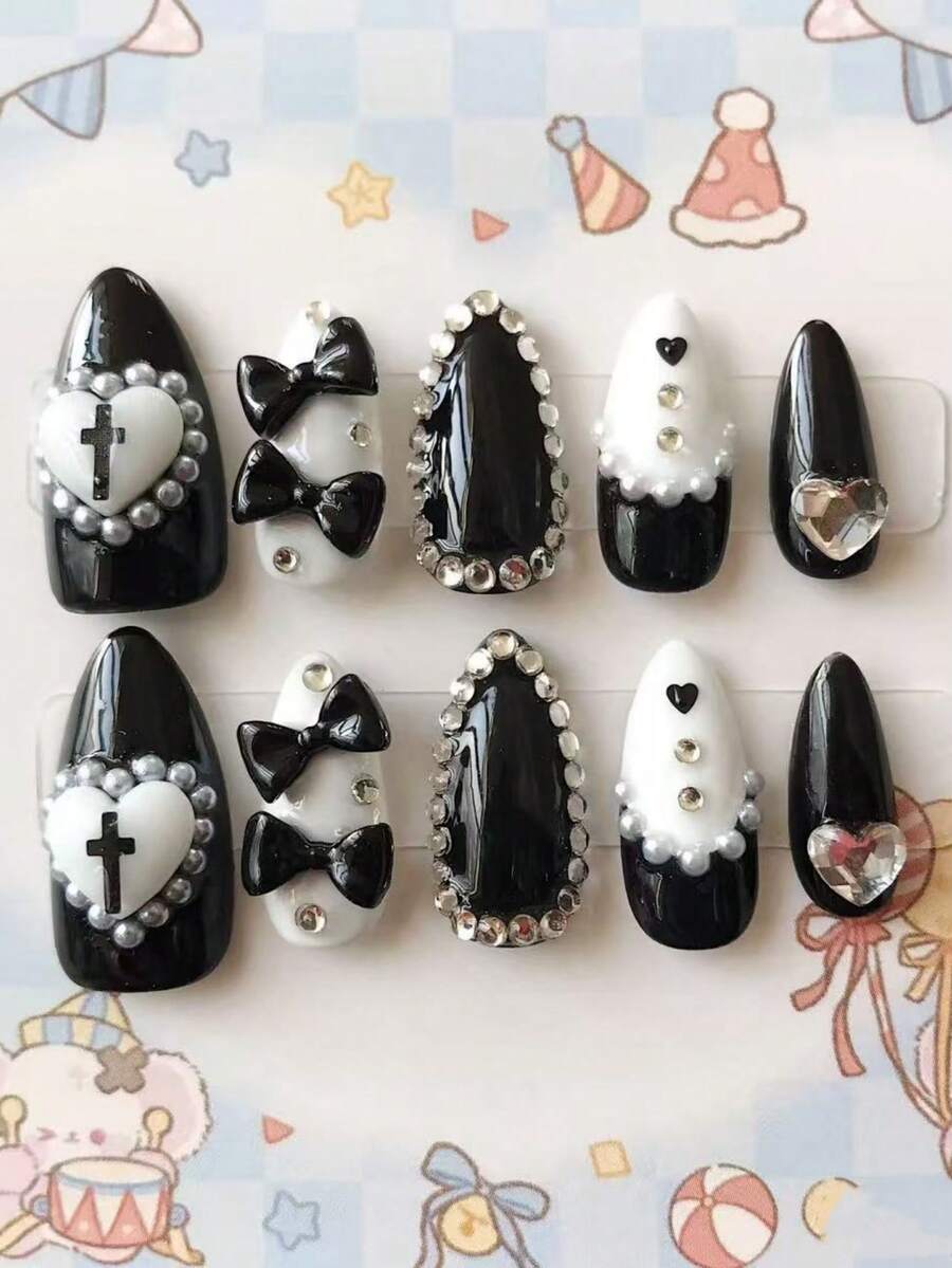 10片杏仁形黑白美甲贴纸 - 手工制作，Y2K风格甜美又前卫，饰有3D蝴蝶结、十字架和爱心图案，点缀珍珠和水钻，法式尖头美甲设计 | 可重复使用且可卸除的假指甲，适合女性和女孩 | 完美适用于哥特主题活动、派对和日常佩戴 | 内含1张胶贴和1个迷你指甲锉，方便使用 - 黑與白 - 查看 1