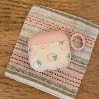 Funda minimalista rosa con múltiples decoraciones de fresas y anillo colgante, compatible con Pro 3, New Pro 2, Apple 4 Minimalist 3 Personalizado 1/2 Generación Estuche para auriculares lindo para niñas