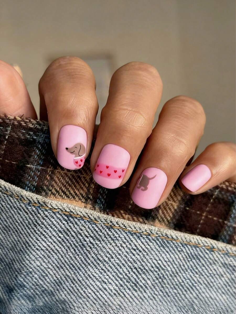 24片短方形美甲贴片，粉色哑光，饰有可爱的腊肠犬和红色爱心图案，适合女性日常佩戴 - 彩色 - 查看 1