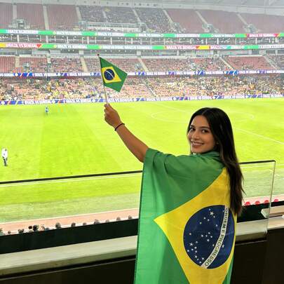 1 Bộ Cờ Cổ Vũ Brazil (1 Áo Cờ + 5 Cờ Vẫy Tay), 1 Bộ Trang Trí Quốc Kỳ Brazil (1 Băng Đô + 5 Cờ Vẫy Tay), Biểu Ngữ Cổ Vũ Yêu Nước Thích Hợp Cho Người Hâm Mộ Thể Thao Trong Nhà/Ngoài Trời, Quà Tặng Cờ