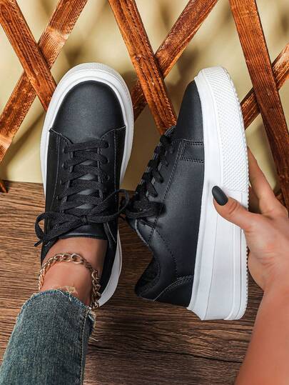 经典简约黑色真皮休闲女鞋，厚底增高，百搭低帮系带款式，无印花，大码情侣鞋，适合户外步行、通勤、旅行和滑板运动