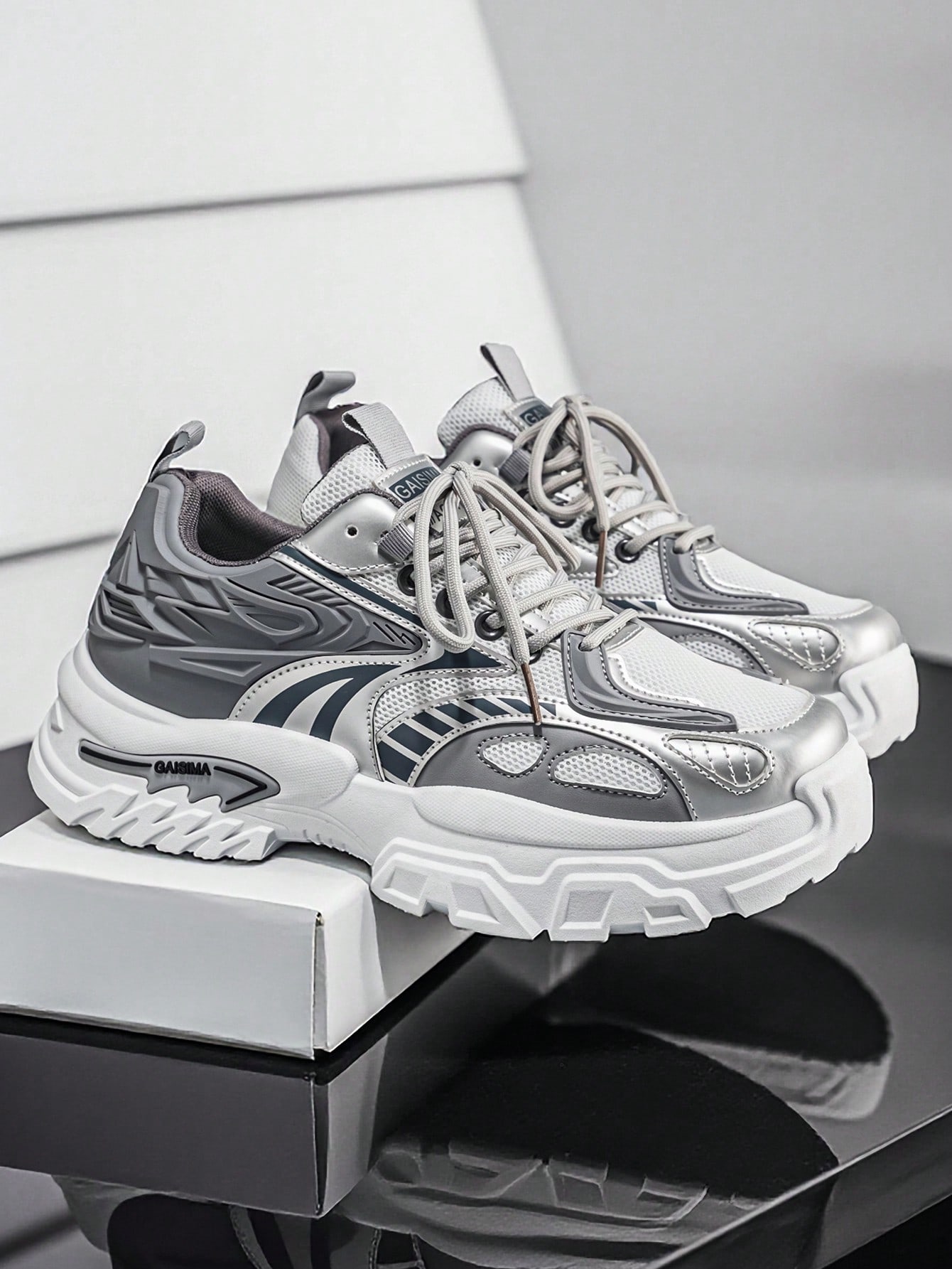 زوج من أحذية الرياضة الكاجوال الجديدة للرجال، ذات...