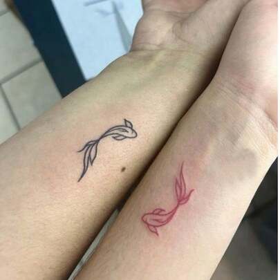 1张防水防晕染纹身贴纸，PVC仿锦鲤鱼纹身贴纸，适合情侣日常使用