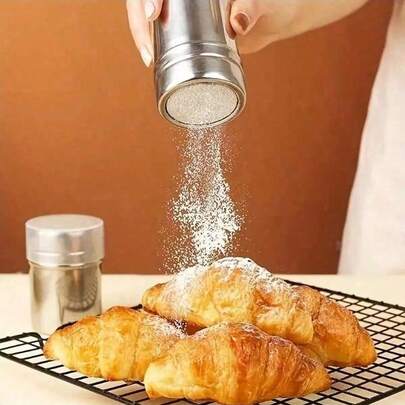 1 hộp đựng bột bằng thép không gỉ, thiết kế chống gỉ, thích hợp để đựng và phân phối bột matcha, cà phê, bột cacao, bột mì, đường bột, gia vị và các loại bột khác. Với nắp lọc lưới mịn chính xác, giúp phân tán bột đều và mịn, có thể dùng như rây bột mì, lọ đựng bột nở, dụng cụ rắc đường, bình lắc cà phê và dụng cụ rắc bột có chức năng lọc.