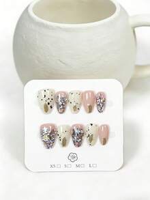 10片手工制作的短款杏仁形按压式假指甲（可佩戴），既是美甲用品又是装饰品，饰有波点图案、闪粉凝胶点缀和镜面粉设计。这些精美的假指甲可以提亮您的双手，可重复使用，易于佩戴和卸除，是优雅的指甲装饰。适合女孩和女士日常佩戴，也适合派对、婚礼和节日美甲。套装包含果冻胶和指甲锉等美甲用品。 - 彩色 - 查看 2