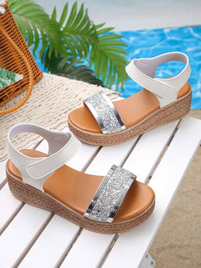 1 đôi sandal cao gót mùa hè cho bé gái, size nhỏ hơn 1 size, kiểu dáng thời trang màu trơn đính sequin bóng, khóa dán tiện dụng, nhẹ, đế xuồng, thoải mái, thích hợp đi chơi hàng ngày, đi nghỉ mát, đi biển.