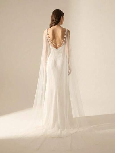 1条2.5米长薄纱围巾披肩，V领设计，饰有珍珠链，简约优雅，是女士婚纱的理想配饰，也适合正式场合、晚宴和派对。