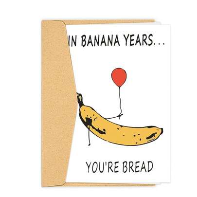 Carte d'anniversaire amusante de pain à la banane avec enveloppe, cadeau d'anniversaire parfait pour les amis, convient aux hommes et aux femmes. La carte dit "Dans l'année de la banane, vous êtes le pain"