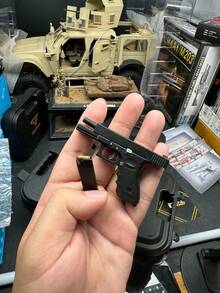 KNL HOBBY Pistol Model G Type 17 Black Scale Alloy Model Keychain 1/3 Scale + Collectible Storage Suitcase+Holster Model Keychain Collectible Verison Can Not Shoot - Black - View 5