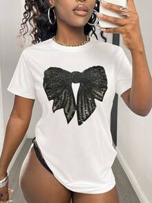 Camiseta feminina plus size casual com gola redonda, laço de lantejoulas e modelagem solta, ideal para encontros românticos. Disponível também em modelos estampados, manga curta e cor branca. Perfeita para o verão. Ideal para o Dia dos Namorados. - Branco - Ver 3