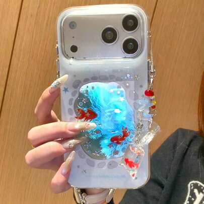 Ốp lưng điện thoại trong suốt chống sốc thiết kế cá vàng óng ánh sang trọng Ocean Luxury, tương thích với iPhone 17 Pro Max, mẫu mới về, kèm mặt dây chuyền, phong cách Hàn Quốc thịnh hành, tương thích với iPhone 14, dành cho nữ giới thanh lịch.