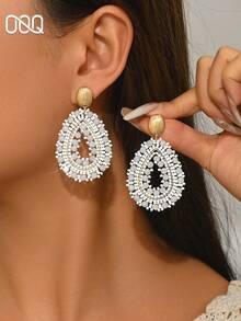 一对手工波西米亚风玻璃珠水滴耳环，简约时尚小众几何耳环，适合女性日常、度假、派对、情人节、母亲节、婚礼季、音乐节等场合佩戴（手工串珠颜色和数量随机排列） - 白色 - 查看 1