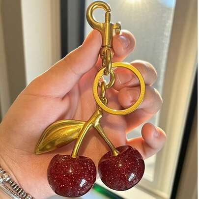 1个独特闪亮樱桃造型吊坠，新款樱桃水晶吊坠，钥匙扣吊坠，带环樱桃装饰钥匙扣，闪亮树脂制品，适合作为包包配饰，适合女士手提包