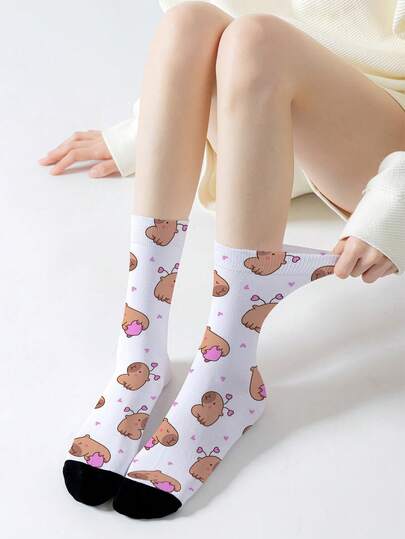 1 Pair White Women's Cute & Fun Heart-Shaped Capybara Printed Mid-Calf Socks, 360° Printing Craft, Minimalist Fashion Versatile, College Style, Suitable For Daily Casual, Sports, Commuting, Couples Gift, Students, Cute Socks, Casual Socks, Women's Socks, Spring/Summer/Autumn/Winter, Soft & Comfortable Material, Suitable For All Occasions And Festivals.
