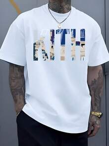 Letras grandes en el pecho forman una palabra con tonos beige azul y blanco que evocan energía urbana y modernidad transmitiendo  y confianza camisetas de hombre casual cómoda para uso diario y encuentros sociales - Blanco - Ver 1