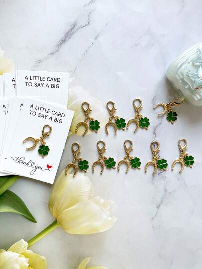 Bộ móc khóa hình cỏ bốn lá và móng ngựa may mắn (1/5/10), kèm theo 1 tấm thiệp chúc mừng, kết hợp các biểu tượng may mắn của Ireland, hoàn hảo làm quà tặng trong các bữa tiệc, quà tặng hàng ngày cho bạn bè, quà chia tay, quà lễ Phục sinh, Ngày của Mẹ, quà tựu trường, quà cưới, quà ngày lễ. Cỏ bốn lá mang lại may mắn, móng ngựa xua đuổi vận rủi.