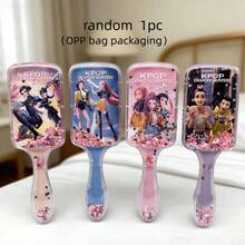 （随机1个）K-POP女团方形气垫梳，卡通高光长柄亮片填充梳子 - 可爱时尚的爱美人士礼物，有助于梳理头发并按摩头皮 - 彩色 - 查看 8