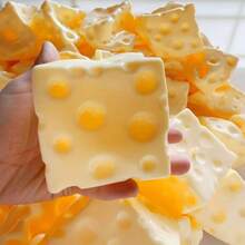 方形薄奶酪球面包造型挤压玩具，TPR外壳，慢回弹，节日、生日完美礼物，趣味十足——挤压可缓解压力，葡萄纹理 - 彩色 - 查看 5