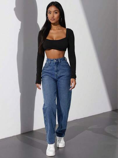 Jeans de cintura alta con cierre presentan un lavado oscuro, bolsillos y un diseño de pierna recta, lo que los hace adecuados para el uso diario y para viajar, y apropiados para todas las estaciones.