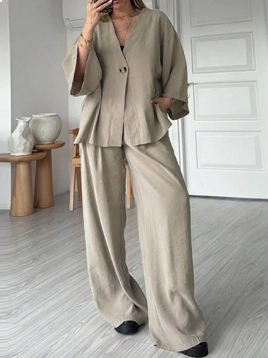 Bộ đồ nữ thường ngày gồm áo cổ chữ V dáng rộng và quần ống rộng, chất liệu vải dệt màu trơn, thích hợp cho mùa hè và mùa xuân.