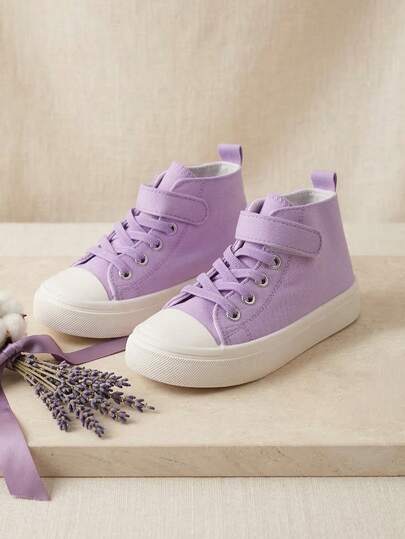 1双女童紫色时尚学院风高帮平底帆布鞋，带魔术贴和系带设计，舒适轻便，休闲童鞋，经典中帮运动滑板鞋，适合日常出行、度假和上学穿着，四季皆宜。