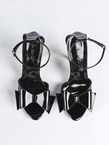 Jin Bei Qi Sandalias de tacón alto para mujer, adecuadas para primavera/verano, discoteca, viajes al aire libre, compras, fiestas, regalo del Día de San Valentín, citas, espectáculos, trayectos. Diseño elegante y de moda con cuero patentado negro, lazo, tacón de aguja metálico. Se pueden combinar con vestido de tirantes de terciopelo, vestido ajustado de lentejuelas, falda de satén de sirena, vaqueros de tiro alto de pierna ancha, minifalda caqui, chaqueta vaquera corta + minifalda floral. - Negro - Ver 8