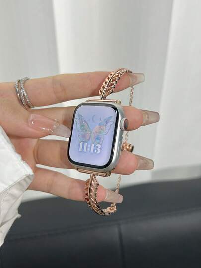 MAPUCE 1 chiếc vòng tay kim loại hình lông vũ thời trang dành cho Apple Watch, tương thích với Apple Watch 38/40/41/42/44/45/46/49mm, phù hợp với các dòng Ultra/SE/11/10/9/8/7/6/5/4/3/2/1, có thể điều chỉnh độ dài, dễ sử dụng, thiết kế lông vũ bằng kim loại, độc đáo và cao cấp, một phụ kiện nhỏ thời trang đầy phong cách, thích hợp để làm quà tặng cho gia đình và bạn bè (Chỉ bao gồm dây đeo, không bao gồm đồng hồ và vỏ).