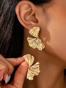1 Pair Fashionable & Delicate Gold Ginkgo Leaf Earrings, Vintage Minimalist Elegant Jewelry For Women, Suitable For Daily Wear, Vacation, Dates And Parties - Gold - View 1