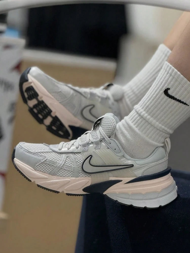 Giày thể thao cổ thấp Nike V2K Run Classic Comfort dành cho nữ, màu xám. - Xám - Xem 1