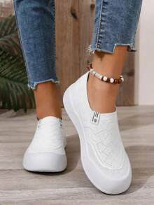 These Women's Slip-On Casual Shoes Feature A Lightweight And Breathable Mesh Upper, A Non-Slip Thick Sole, And A Cushioned, Responsive Design. They Are Washable, Have A Simple And Versatile Style, And Are Suitable For Daily Commutes, Strolls, Shopping, Outdoor Travel, And Light Activities. A Thoughtful Valentine's Day Gift. - 白色 - 查看 3