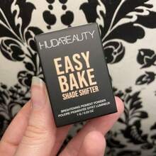 Huda Beauty Easy Bake Shade Shifter 調色定妝粉 中和淡紫色 (迷你尺寸) 1g/0.03 Oz | 立即提亮並煥活暗沉肌膚 | 輕盈 | 非常適合提亮眼下或增強腮紅色調 - Neutralizing Lilac - 1g - 查看 6