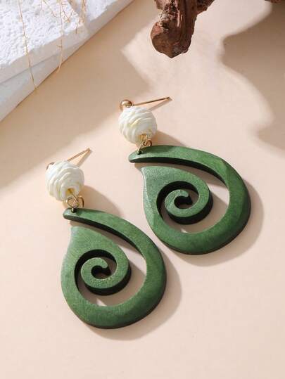 一对手工制作的波西米亚风格木质螺旋水滴耳环，轻盈美观，适合聚会、度假、派对、逛市、日常佩戴以及作为礼物。