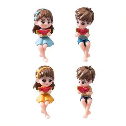 迷你夏日海滩情侣摆件，小巧可爱，甜美卡通风格，色彩鲜艳柔和（蓝/黄/米色），坐姿，配以西瓜片装饰，细节丰富的海滩服饰及配饰，适合作为桌面摆件、夏季主题派对的微缩景观装饰、海滩家居装饰、桌面摆设、生日礼物、情人节装饰、夏季主题装饰以及童话花园摆设。