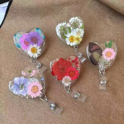 Carrete retráctil de identificación hecho a mano con flor seca real en resina con forma de corazón, giratorio y extensible para médicos, enfermeras, tarjetas de identificación de estudiantes, insignias de trabajo