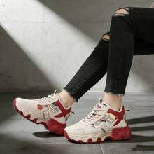 Retro High-Top Platform Sneakers, Color-Blocked Red Beige Sneakers, White Brown Gradient Sole Shoes, Non-Slip Durable Sole Lace-Up Walking Shoes, Retro Playing Card Pattern Sneakers, Street Fashion Sneakers, 2026 Fall/Winter Must-Have Shoes, Lightweight Breathable High-Top Shoes, Durable PU Leather Upper Shoes, Padded Insole Comfort Shoes, Fashion Blogger Favorite Shoes, Popular Platform Shoes, Outdoor Hiking Style Sneakers, Urban Commuting Casual Shoes, Skateboarding Style Platform Sneakers, Thickened Shock-Absorbing Sole, Non-Slip Rubber Outsole, Mid-Top Ankle Support, Vacation Travel Shoes, Durable Wear-Resistant Sneakers, Easy-To-Clean Uppers, Cutting-Edge Design Sneakers, Eye-Catching Graphic Print Shoes, Retro Modern Shoes, Unisex Street Style Shoes, Fall/Winter Essential Shoes. - Đỏ - Xem 1