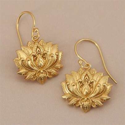 一对复古金色莲花吊坠耳环，精致优雅的女士珠宝，适合日常佩戴和宴会场合，是送给女性的完美礼物。