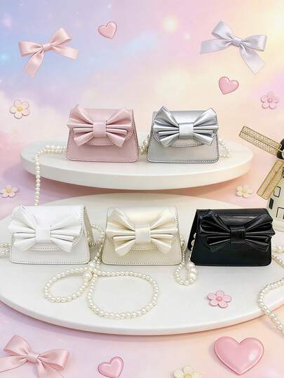 Chiếc túi đeo vai/đeo chéo thời trang bằng da PU với khóa từ tính, điểm nhấn là nơ họa tiết vải thiều và ngọc trai nhỏ xinh, phù hợp cho nhiều dịp và có nhiều công dụng. Nó rất đa năng, thích hợp cho các hoạt động ngoài trời, vui chơi, đi làm và nhiều hơn nữa, là món quà hoàn hảo dành cho thanh thiếu niên.