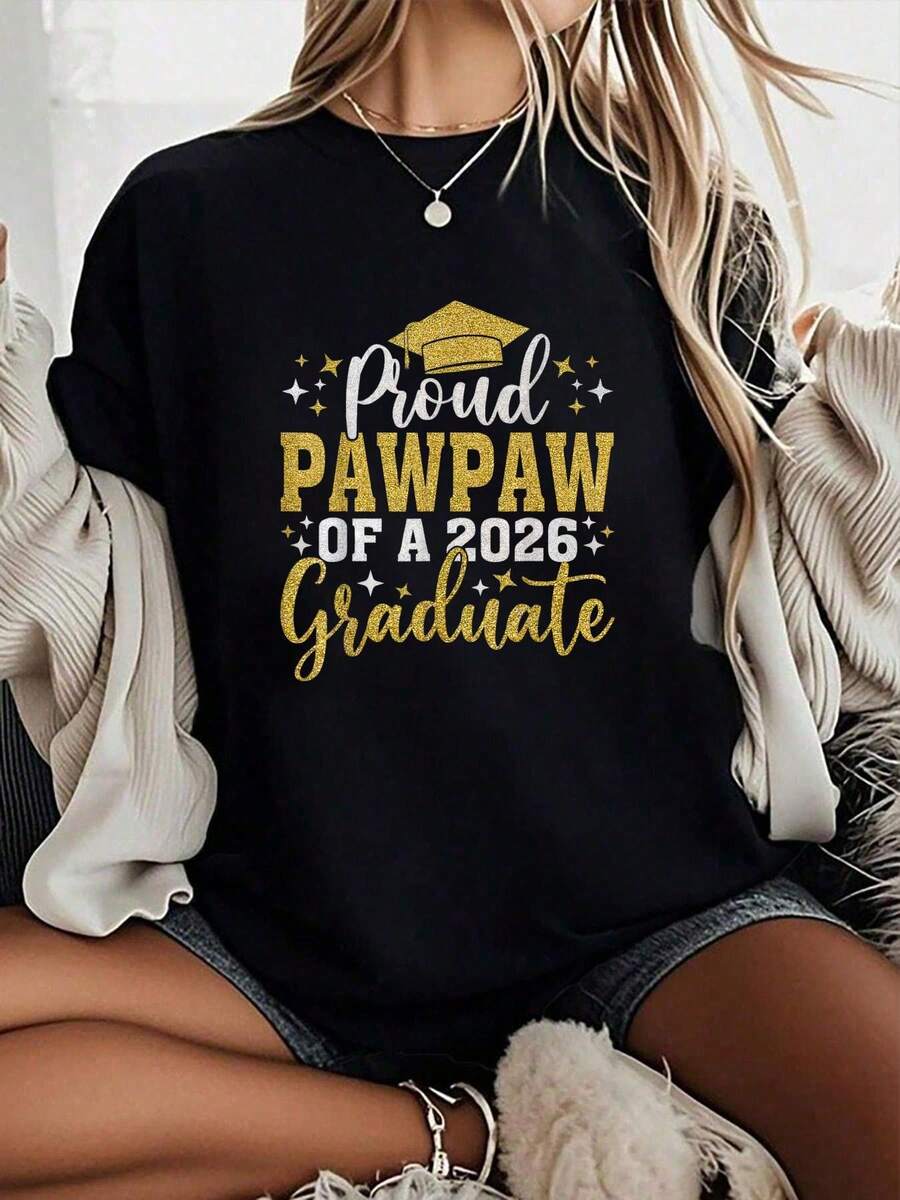 Camiseta Unisex 100% Algodón con Estampado "Orgulloso Abuelo de un Graduado de la Clase de 2026", Camiseta de Cuello Redondo 100% Algodón - Negro - Ver 1