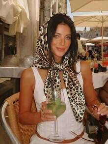 1条女士90*90厘米时尚豹纹印花方巾，新款夏季女士时尚头巾，可作腰带、包包装饰、丝带、发带或领巾使用，适合日常佩戴。 - 彩色 - 查看 2