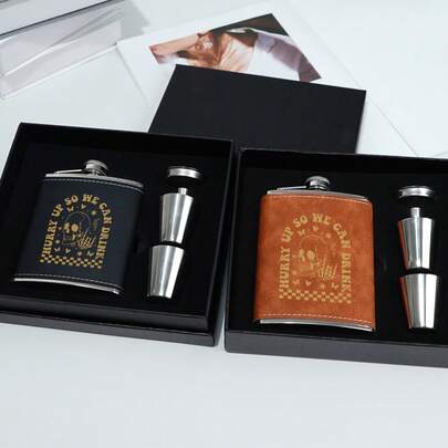 Juego de petaca de acero inoxidable de 7 onzas con estampado de calavera y estuche de regalo (opciones de color dual negro/marrón) - El estuche de regalo incluye 2 vasos de chupito + 1 embudo, petaca de whisky ultraligera, adecuada para camping/barbacoa/viajes, gran regalo para el Día del Padre/San Valentín/cumpleaños/Navidad, regalo ideal para entusiastas de la bebida