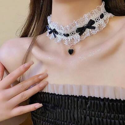 Dây chuyền choker ren mặt dây chuyền hình trái tim, dây chuyền trang trí nơ và kim cương dành cho nữ.