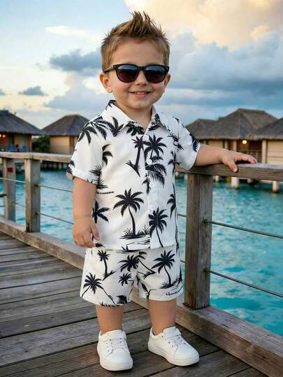 Bộ đồ 2 mảnh mùa xuân/hè cho bé trai, áo sơ mi ngắn tay và quần short, nền trắng với họa tiết cây cọ đen khắp bộ, trang phục thường ngày thoải mái, đi biển, dã ngoại gia đình.
