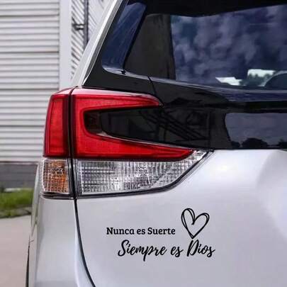 Nunca es suerte, siempre es Dios - Cita inspiradora en español Calcomanía para auto, diseño de pegatina con forma de corazón resistente al agua de vinilo para ventana trasera y parachoques, decoración religiosa de fe para auto, pegatina removible sin residuos para auto, camioneta, SUV, accesorio para auto de letras negras a la moda, pegatina exterior duradera para expresar creencia, decoración personalizada fácil de aplicar para auto, regalo de frase en español significativa para conductores devotos