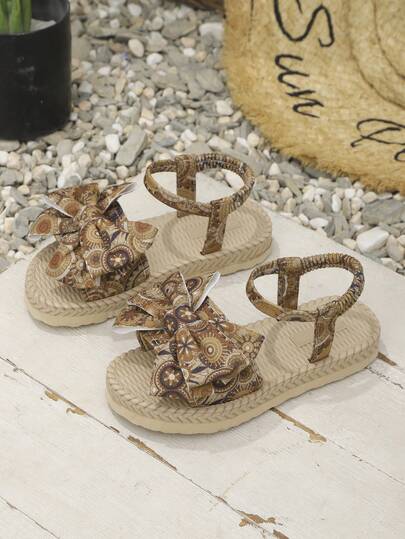 1 paire de sandales plates marron pour tout-petits/petites filles, souples et confortables, avec des brides en maille à pois noirs et blancs avec décoration de nœud, design à la cheville élastique, bout rond ouvert, sandales romaines mignonnes, convenant aux filles de 3 à 15 ans pour un usage quotidien, décontracté, voyage, vacances, nouvelle arrivée printemps/été