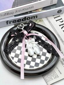 1 Móc khóa hình giày ba lê dễ thương - Phụ kiện túi xách nơ ren dành cho nữ, giày ba lê mini bằng satin với nơ ren lãng mạn và dải ruy băng mềm mại, hoàn hảo để thêm nét mềm mại, nữ tính cho túi xách, ba lô hoặc bộ chìa khóa của bạn. - Nhiều màu - Xem 12