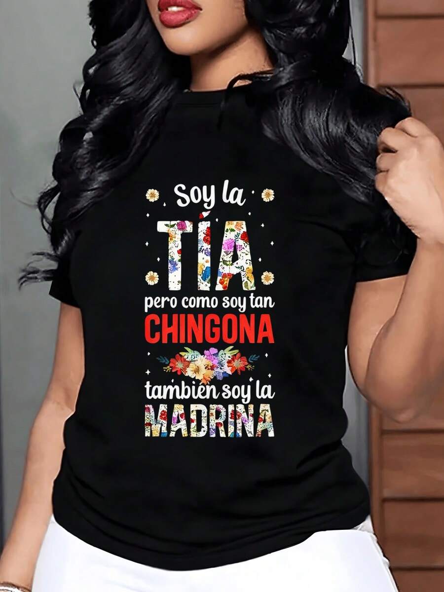 Frase divertida que celebra la fuerza y orgullo de una tía moderna con letras coloridas y flores vibrantes que transmiten y sentido familiar camiseta de mujer 220g casual cómoda - Negro - Ver 1