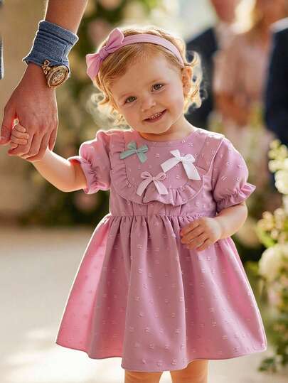 Đầm bé gái dễ thương với tay áo phồng xếp ly và nơ 3D, kèm băng đô, thích hợp cho kỳ nghỉ xuân/hè - Vải jacquard, chi tiết nơ, phù hợp cho du lịch hoặc nghỉ mát biển, chiếc nơ xinh xắn tạo nên không khí nghỉ dưỡng.
